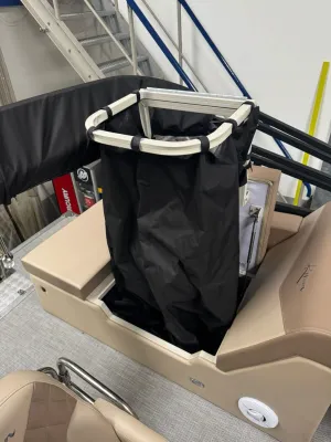 interieur ponton met opbergvak en zitgedeelte