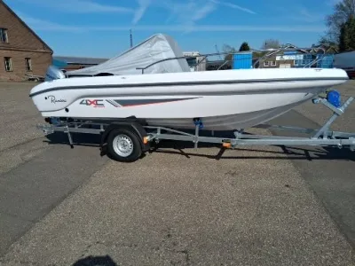 consoleboot op trailer buiten