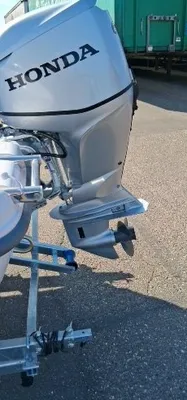 achterzijde van boot met buitenboordmotor op trailer