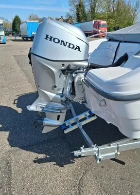 Achterzijde boot met buitenboordmotor