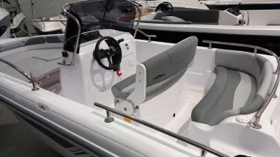 bootinterieur in showroom