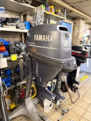 buitenboordmotor in winkelruimte