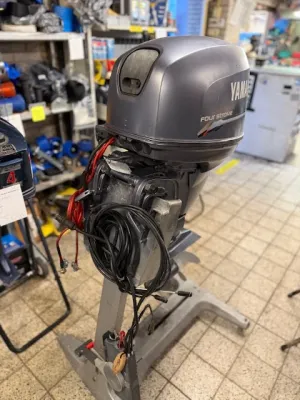 buitenboordmotor op standaard in werkplaats