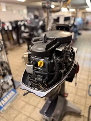 buitenboordmotor in showroom