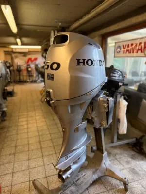 buitenboordmotor op standaard in werkplaats