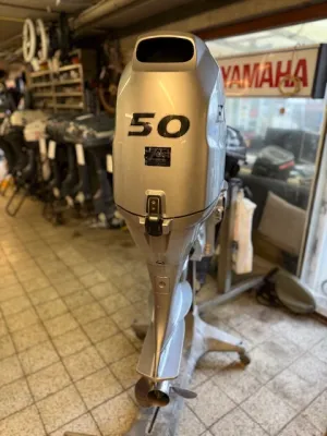 buitenboordmotor in showroom