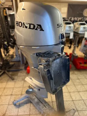 buitenboordmotor in werkplaats