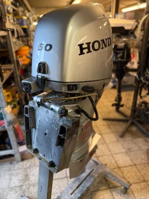 buitenboordmotor in werkplaats