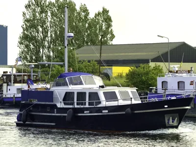 motorjacht in haven bij kade