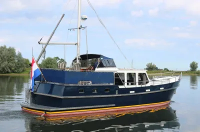 motorjacht op rustig water met Nederlandse vlag