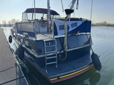 achterzijde van motorjacht aan steiger