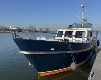 motorjacht afgemeerd bij een steiger