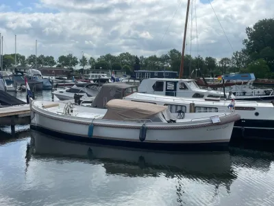 sloep aangemeerd in een jachthaven