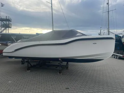 witte sloep op bokken in jachthaven