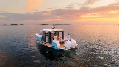 motorboot op zee bij zonsondergang