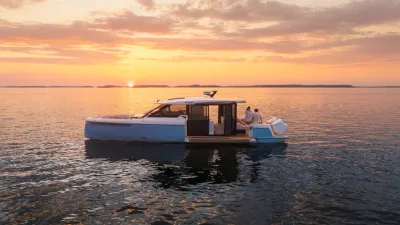 motorjacht op rustig water bij zonsondergang