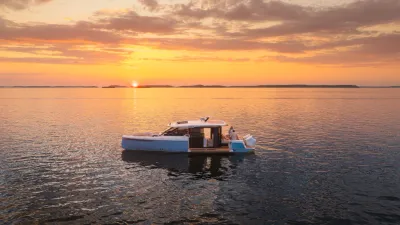 motorjacht op rustig water bij zonsondergang