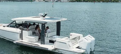 wit motorjacht op water met stad op de achtergrond