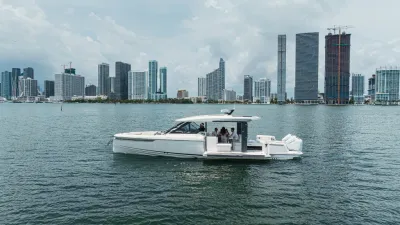 motorboot op het water met stadsachtergrond