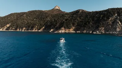 motorboot op zee voor rotsachtige kust