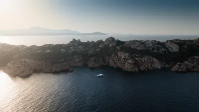 kustlijn met zee en kleine boot