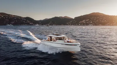 motorjacht vaart bij kustlijn