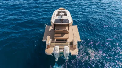 luchtfoto van motorjacht op open zee