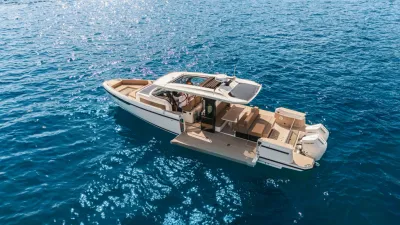 motorboot op open zee