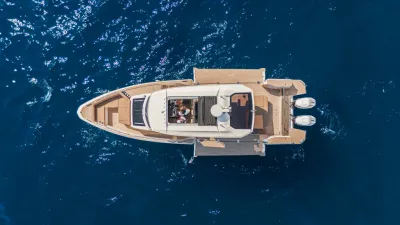 luchtfoto van motorjacht op open zee