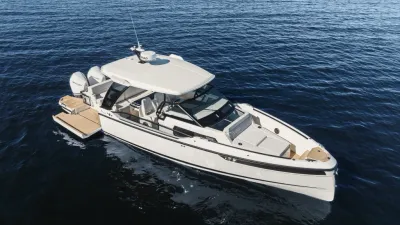 wit motorjacht op open water