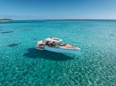 motorboot op helder turkoois water