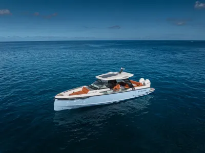 motorjacht op open zee