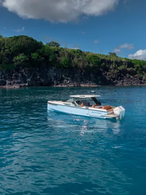motorboot bij rotsachtige kust