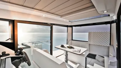 Interieur van boot met zitbank en tafel