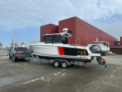 motorboot op trailer in haven