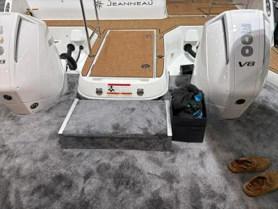 achterdek met twee buitenboordmotoren