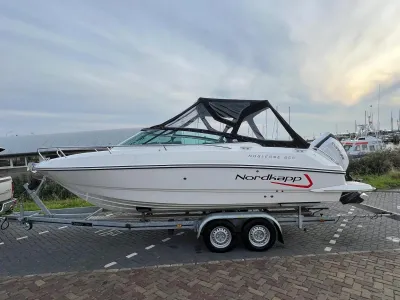 motorboot op trailer bij jachthaven
