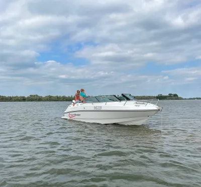 Motorboot op open water met mensen aan boord