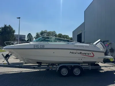 motorboot op trailer bij bedrijfspand