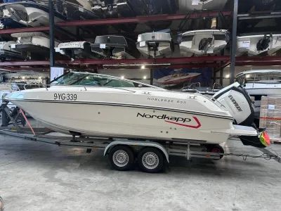 wit motorjacht op trailer in loods