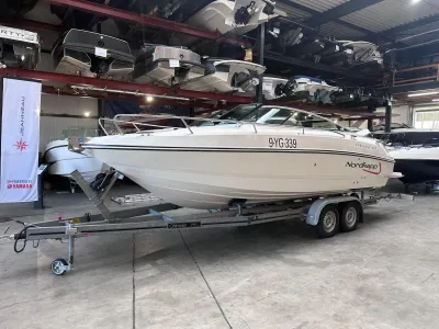 motorboot op trailer in loods