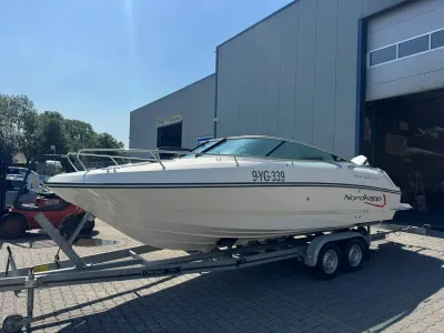 snelvaren boot op trailer bij loods