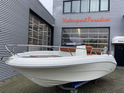 consoleboot op trailer bij watersportbedrijf