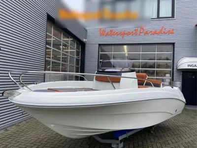 consoleboot op trailer bij watersportbedrijf