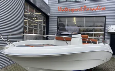 consoleboot op trailer bij watersportbedrijf