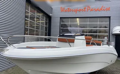consoleboot op trailer bij watersportbedrijf