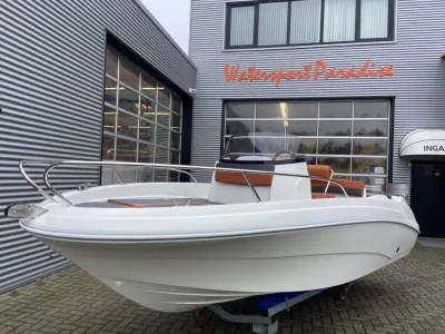 Witte open boot op aanhanger voor gebouw