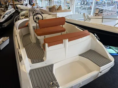 motorboot in showroom met zitplaatsen