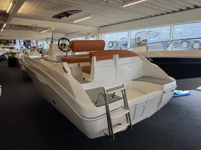 consoleboot binnen in showroom