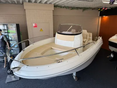 beige-witte open console boot in showroom